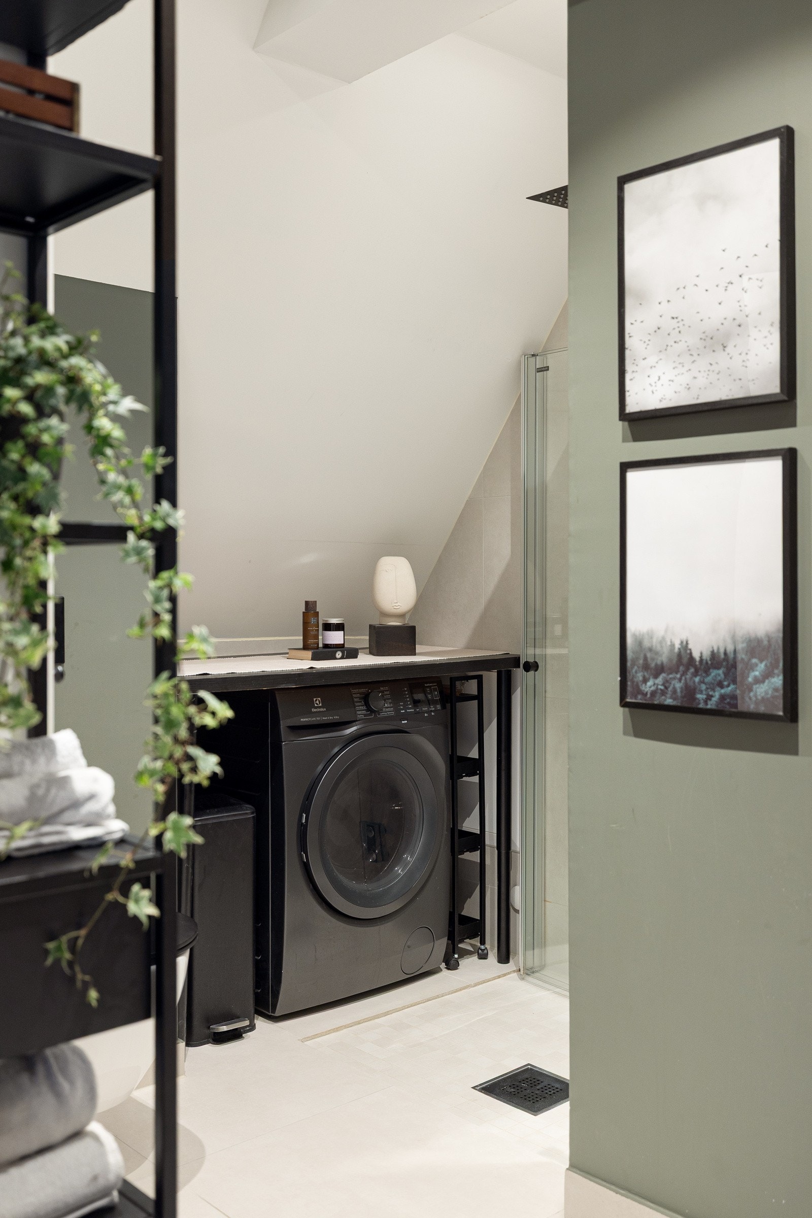 Praktisk med plass og opplegg for vaskemaskin under benkeplate. Baderommet har innfelte downlights i himlingen og mekanisk avtrekk. Galleribilde