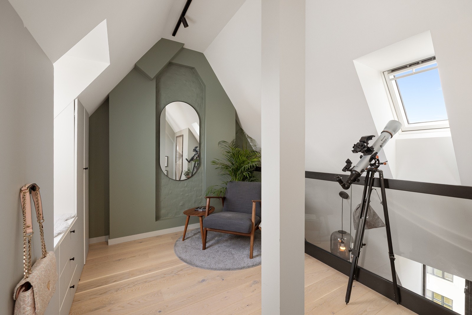 Hemsen har høy standard fra 2019 med pen enstavs parkett på gulv, glatte lysmalte overflater med en fin grønn kontrastvegg og skjult elektrisk anlegg. Galleribilde