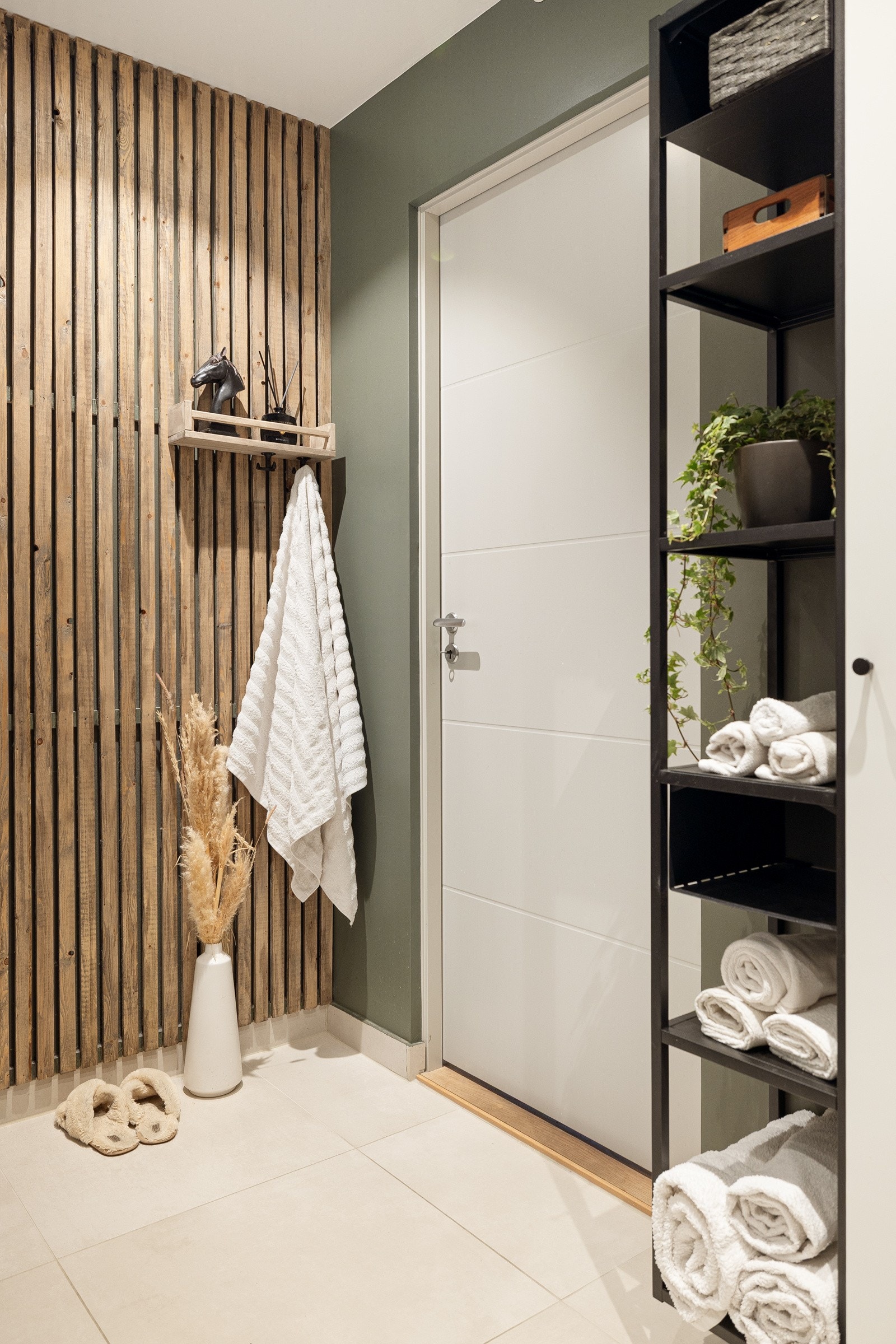 På deler av den ene veggen er det montert stilige trespiler som gir en lun atmosfære. Galleribilde