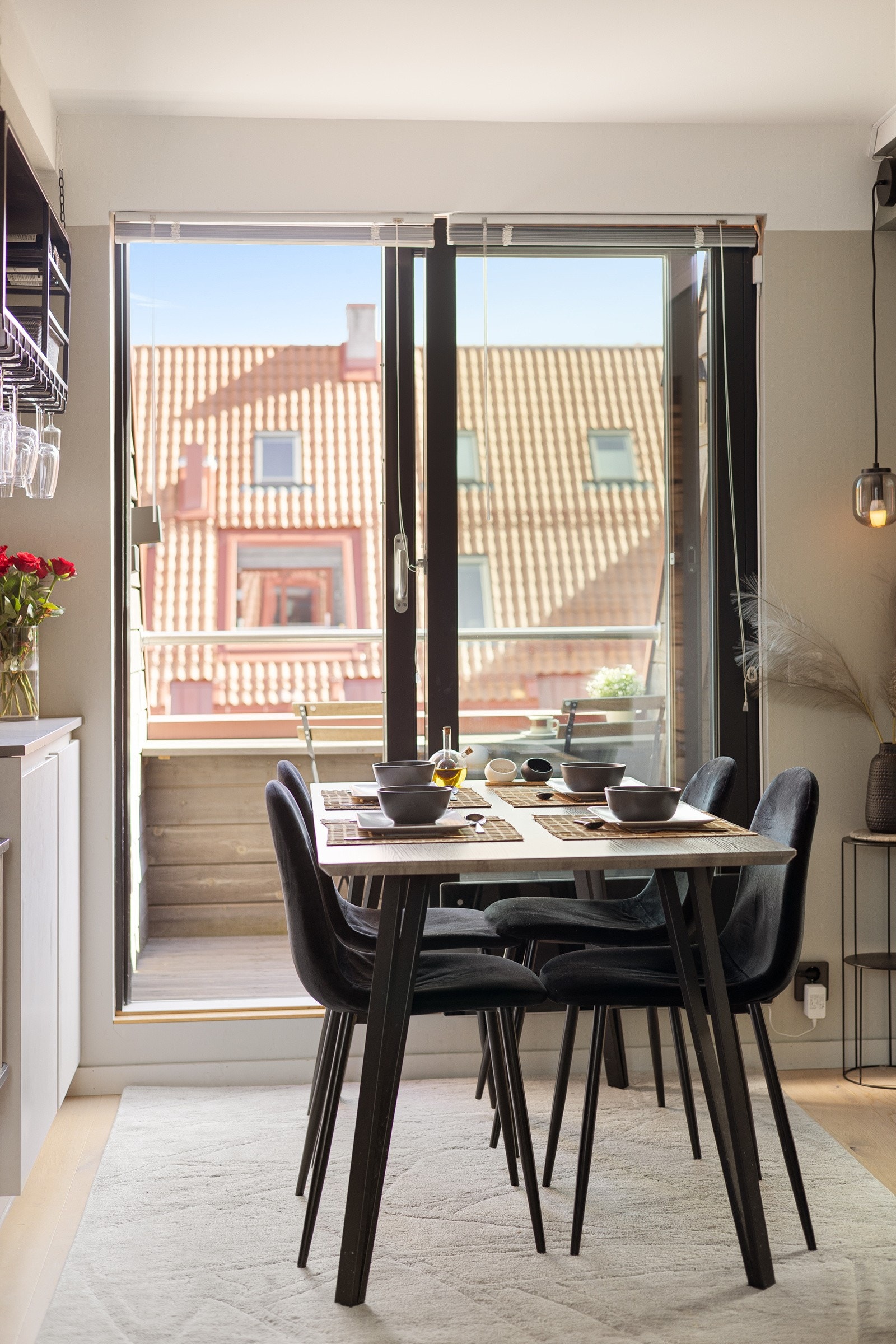 Spisestuen finner sin naturlige plass i tilknytning til kjøkkenet og balkongen. Galleribilde