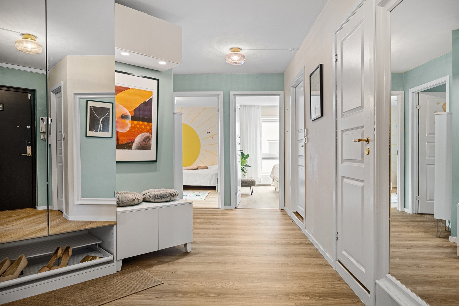 - Mellomgang med 2-dørs garderobeskap med speilfront samt plass til kommode etc - Galleribilde