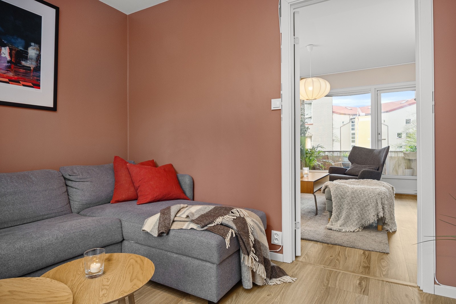 - En-stavs laminatgulv lagt terskelfritt gjennom hele leiligheten - Galleribilde