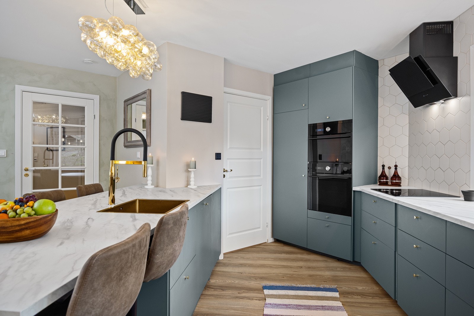 - Delikat, praktisk innredning fra 2022 med glatte fronter og svært god skap- og benkeplass - Galleribilde