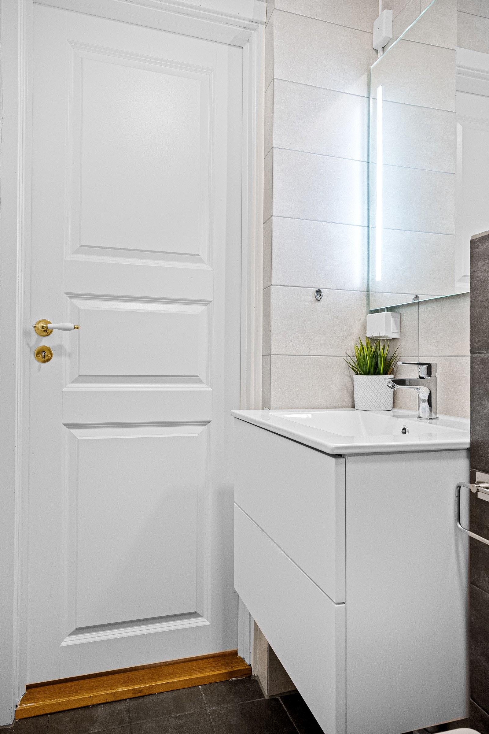 - Takstmannen har foretatt hulltaking fra tilstøtende rom i begge bad og utført fuktsøk. Ingen unormale fuktverdier ble registrert - Galleribilde