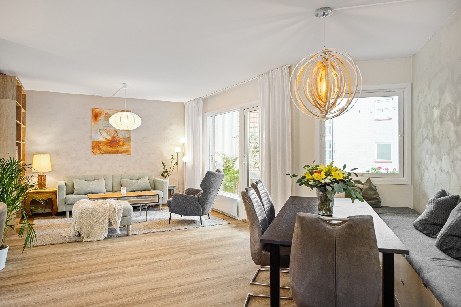 - Svært romslig stue med plass til flere sittegrupper, spisebord, bokhyller og reoler - Galleribilde