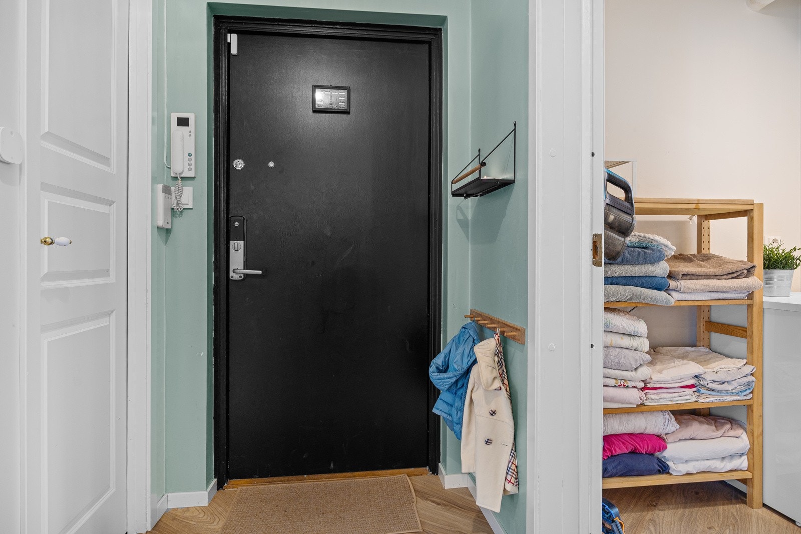 - Entré med plass til klær og sko - Galleribilde