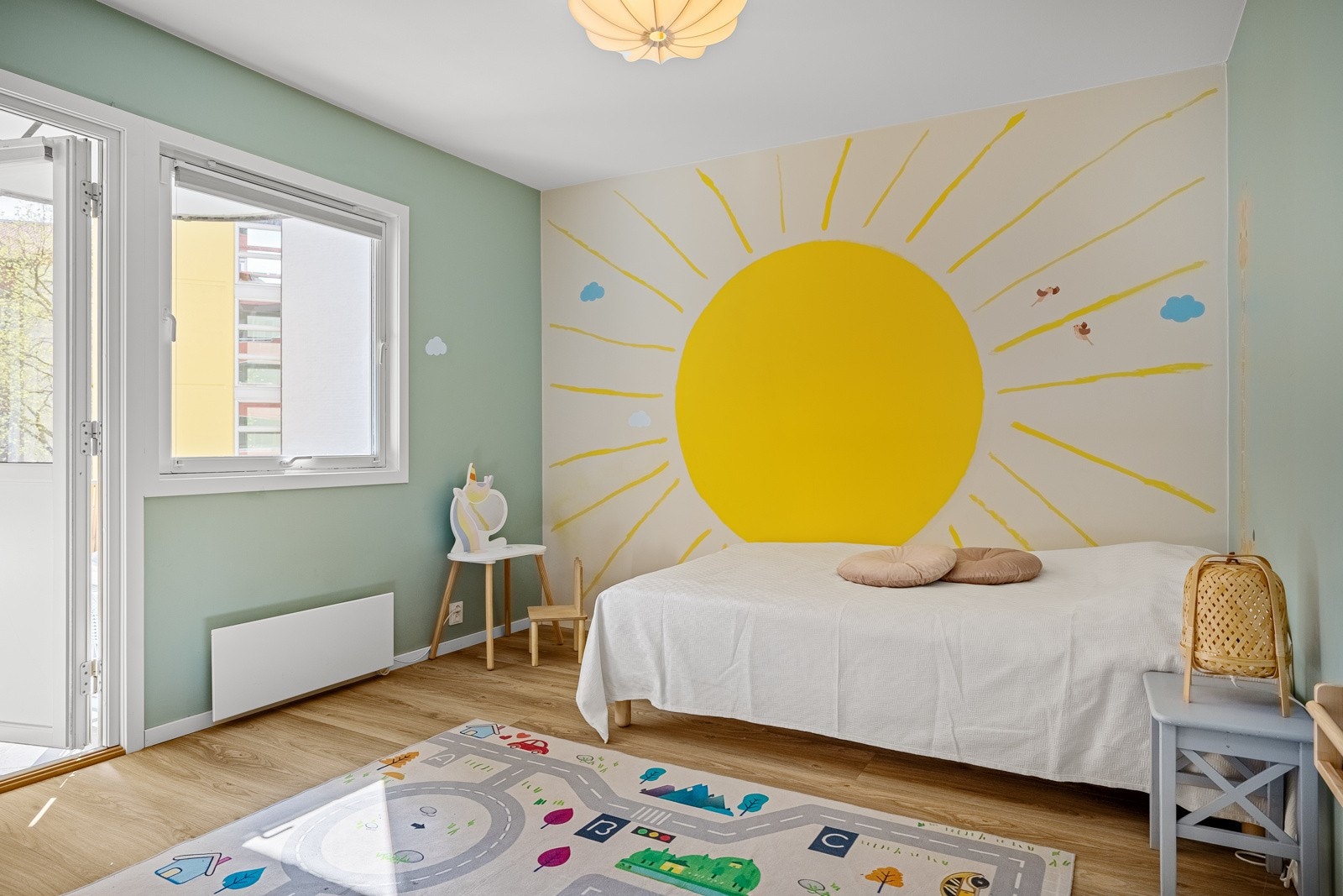 - Soverom 2 har god plass til dobbeltseng, nattbord og kontorpult - Galleribilde