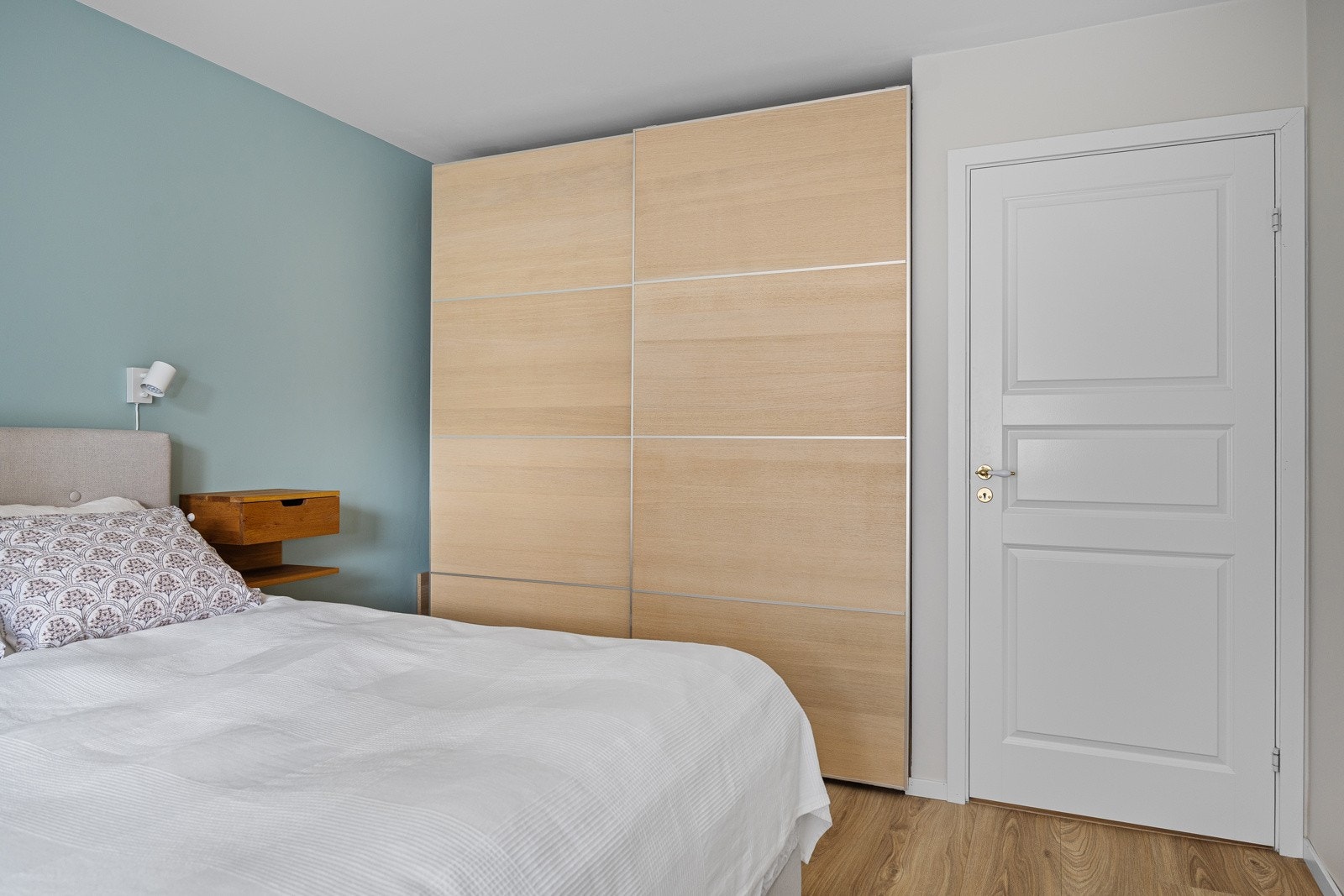 - Stor, medfølgende skyvedørsgarderobe - Galleribilde