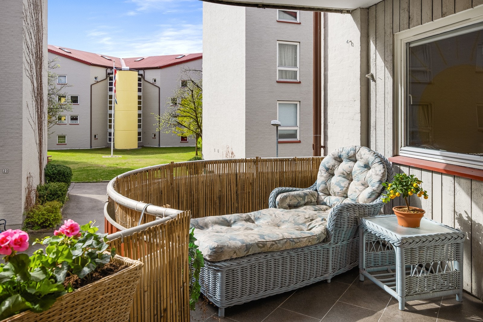 - Hyggelig utsikt mot flott beplantet gårdsrom - Galleribilde