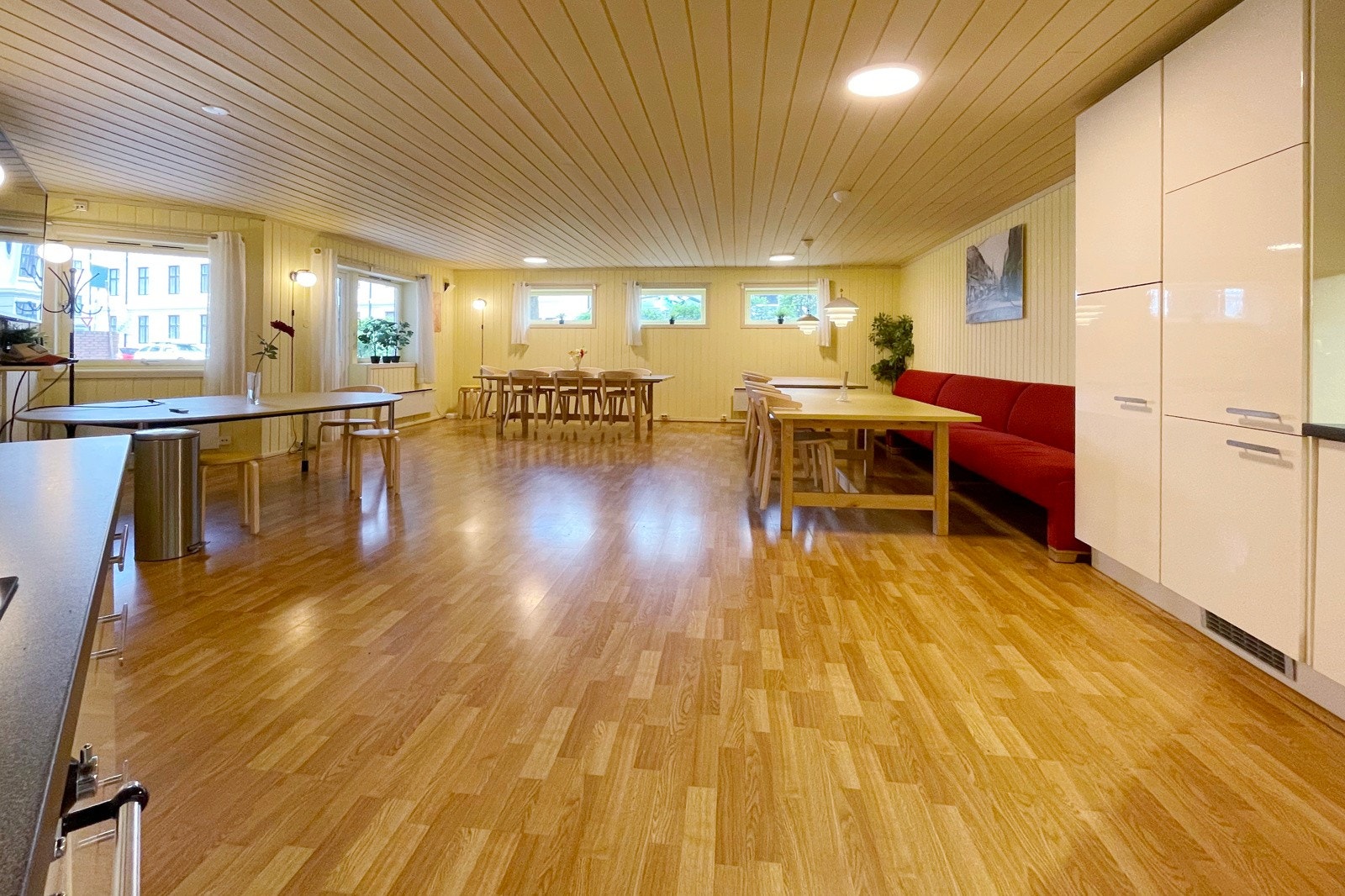 - Fellesrommet blir mye brukt til barnebursdag, påske og juleverksted for Valdresklubben (klubb for barna i borettslaget), dåp etc - Galleribilde