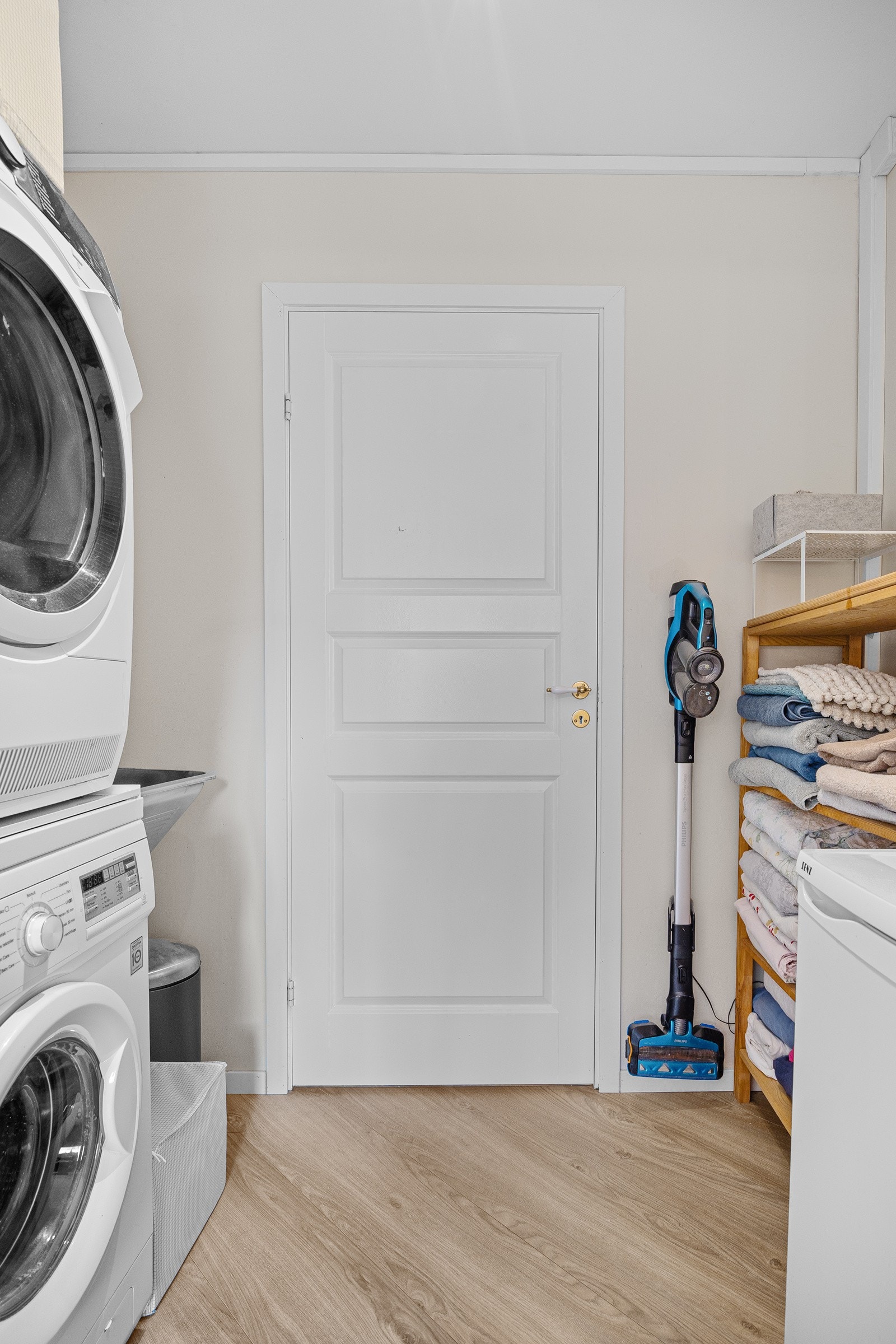- Praktisk vaskerom med ekstra oppbevaringsplass - Galleribilde