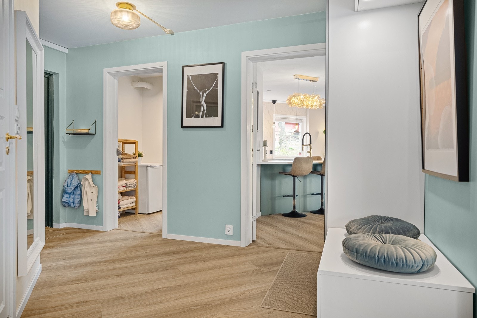 - Mellomgang mot grovkjøkken/vaskerom og stue - Galleribilde