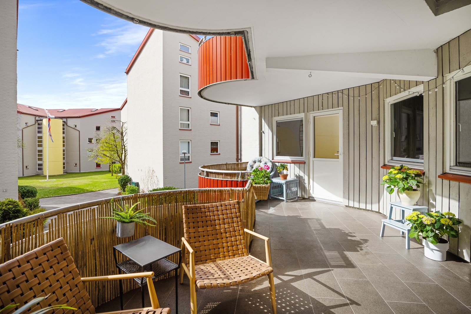 - Utgang fra stue og ett av soverommene til den herlige balkongen - Galleribilde