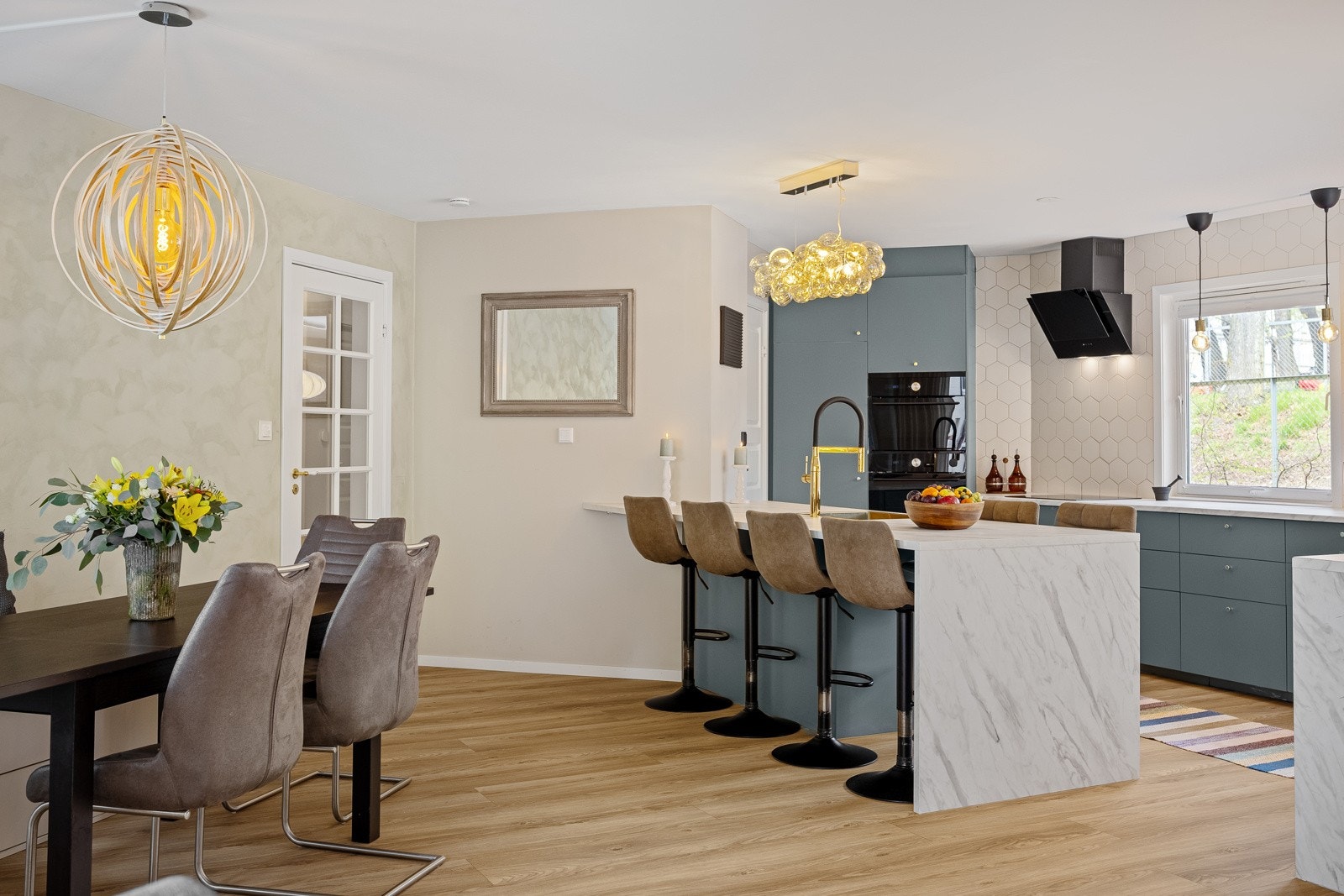 - Varmtvann, kabel-tv og bredbånd er inkludert i fellesutgifter - Galleribilde