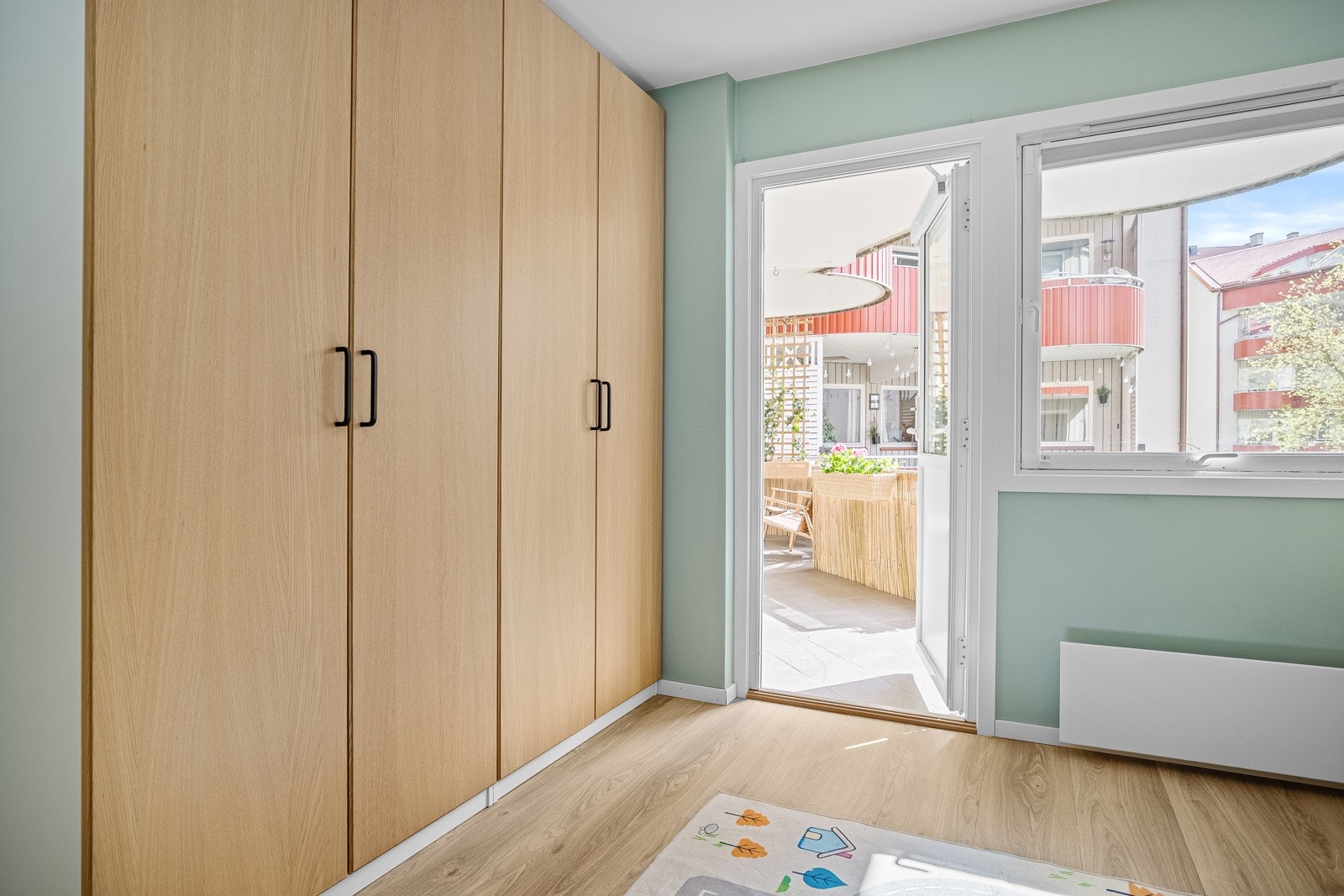 - Soverom 2 med 4-dørs garderobeskap og utgang til balkongen - Galleribilde