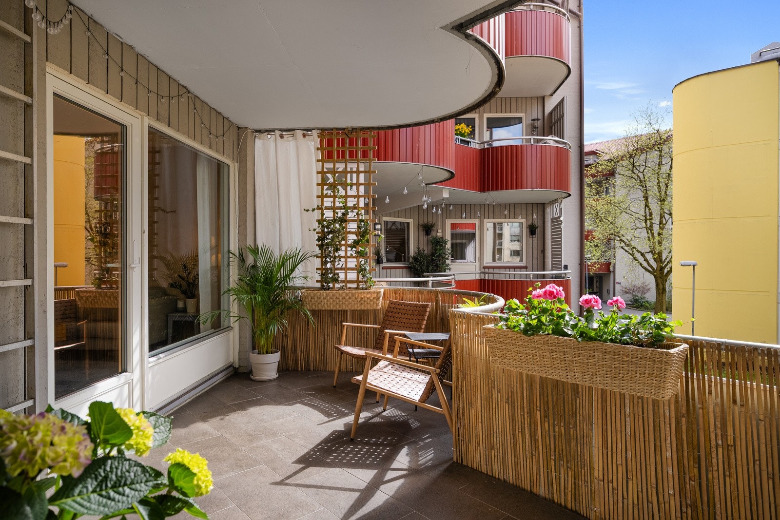 - Plass til sittegrupper, spisebord, grill og beplantning - Galleribilde