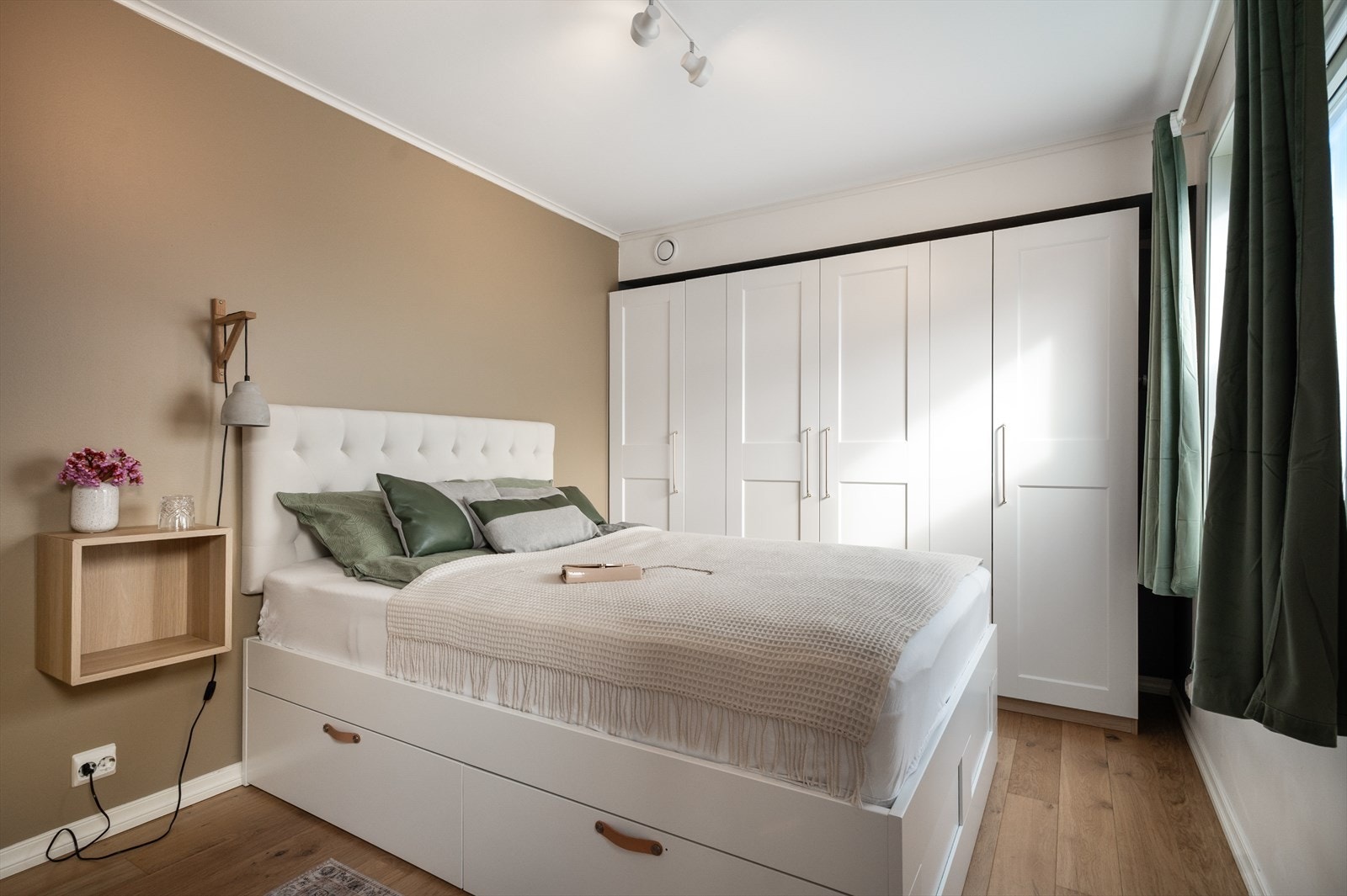 Hovedsoverommet måler hhv. 11,84 m², og har god plass til dobbeltseng med tilhørende garderobeskap. Galleribilde