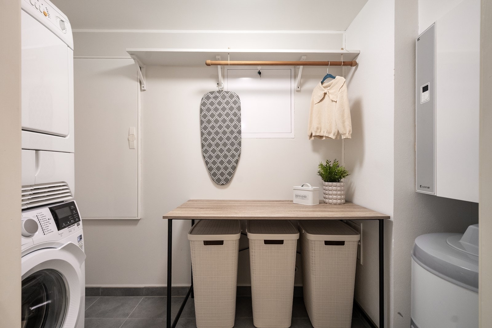 Her er det opplegg for vaskemaskin og tørketrommel, og god plass til brettebenk og oppbevaring! Galleribilde