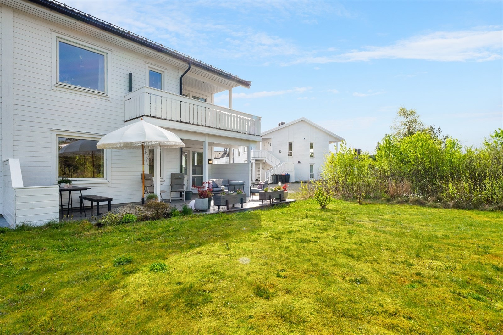 Utenfor finner man en vestvendt og skjermet hage!
Plenen gir gode muligheter for uteaktiviteter til de minste! Galleribilde