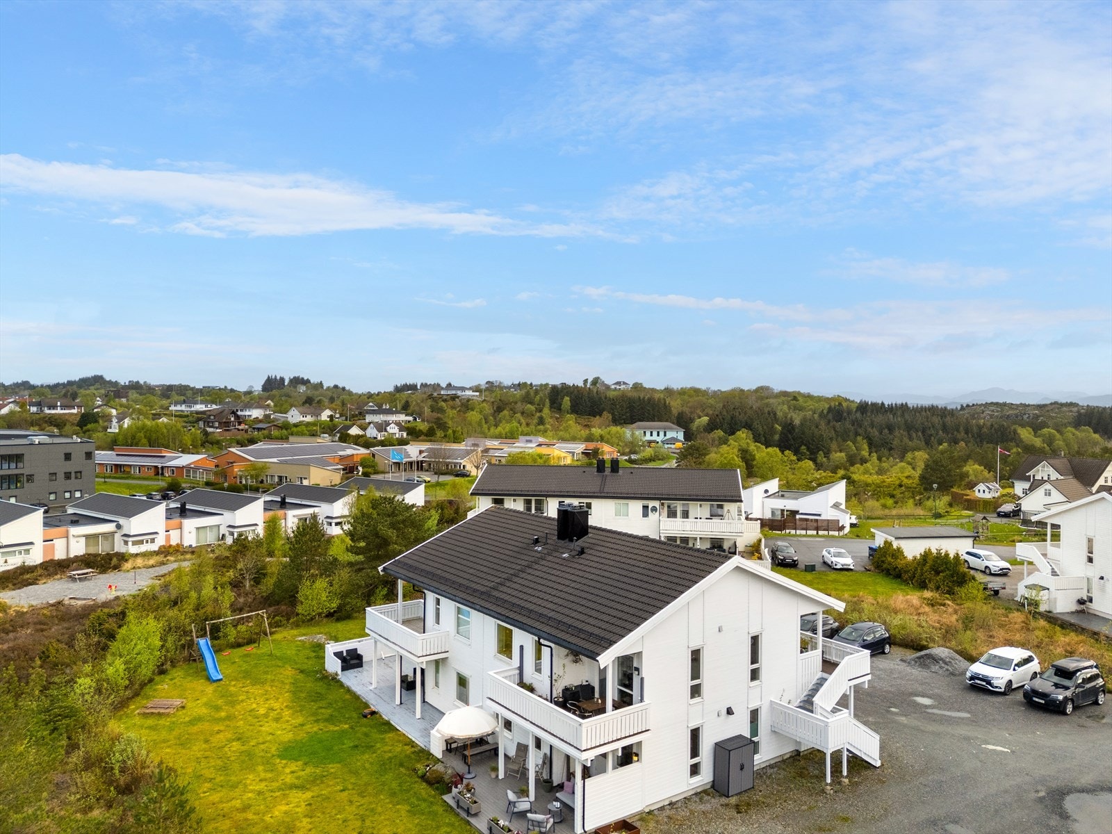 Huset ligger svært godt til i feltet.
Parkering på felles parkeringsplass. Galleribilde
