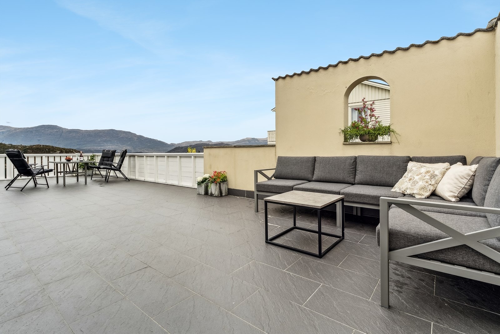 Verandaen er av særs god størrelse, med god plass til sittegrupper der du kan invitere til grillmiddagar og sosialt samvær med familie og venner. Galleribilde