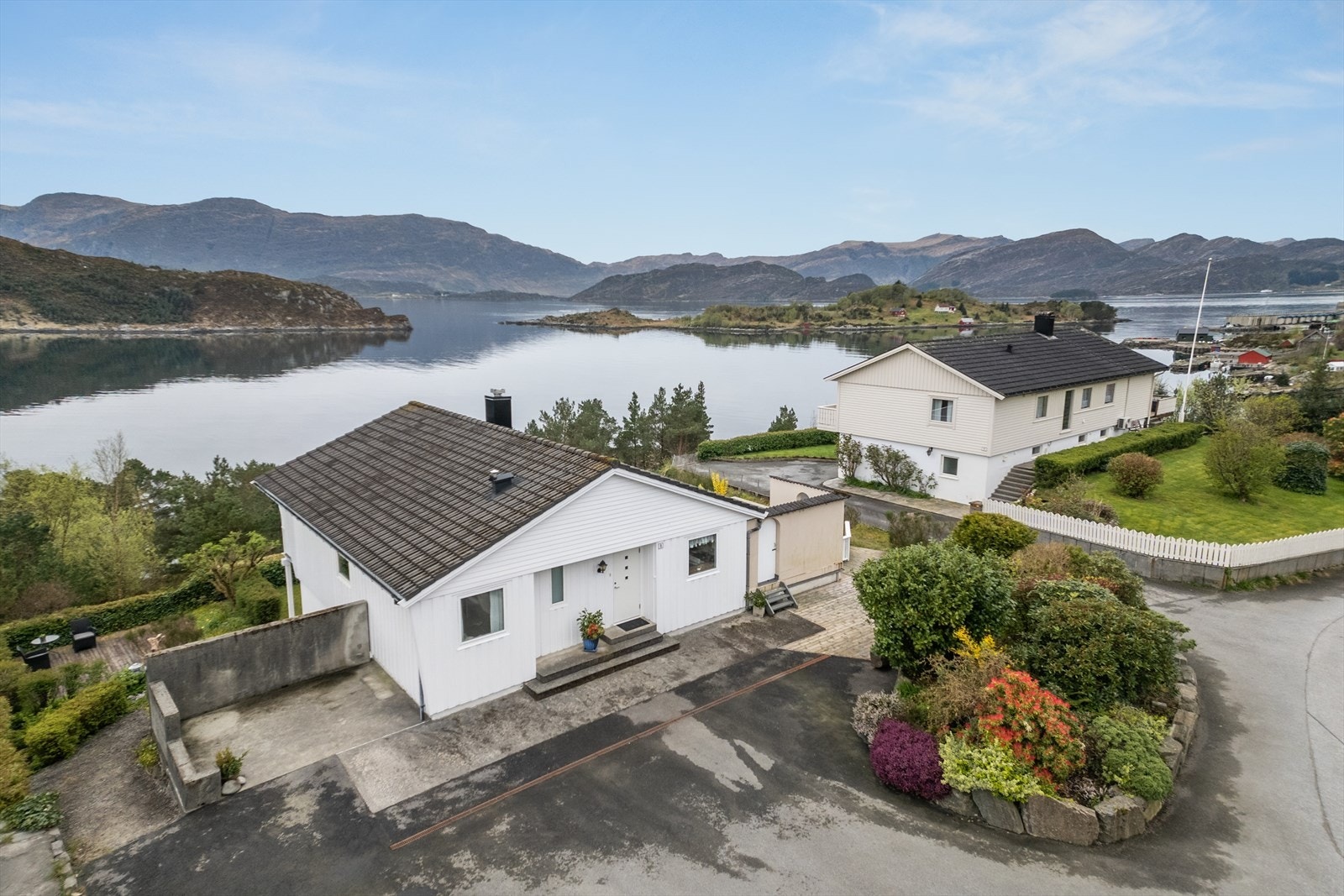 Tomta er sørvendt mot naturskjønne omgjevnadar - her har ein fritt og flott utsyn over Skavøypollen, Skavøya og fjellheimen rundt. Gode parkeringstilhøve på eige tunområde dekt med asfalt og betong. Galleribilde
