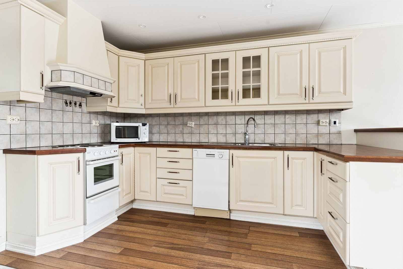 Leilegheita består av stove og kjøkken i opa løysing, bad/vaskerom, soverom og vindfang. Galleribilde