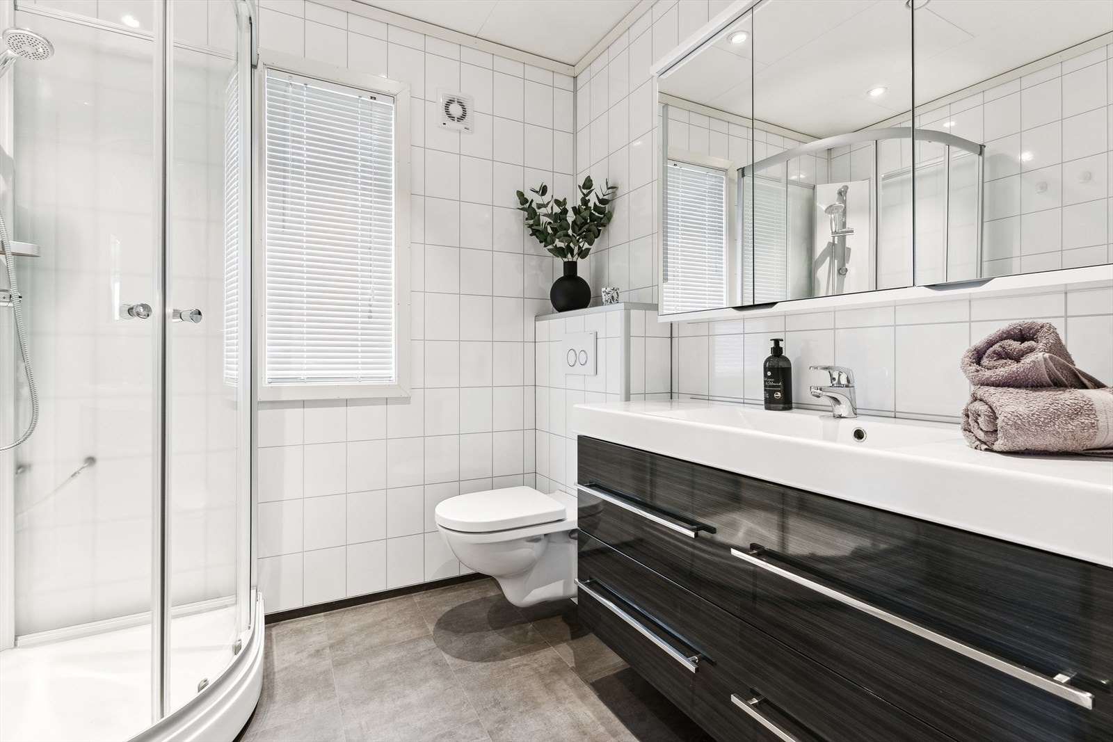 Badet var renovert i 2014 og har våtromsplater på vegg samt varmekablar i golv med belegg. Galleribilde