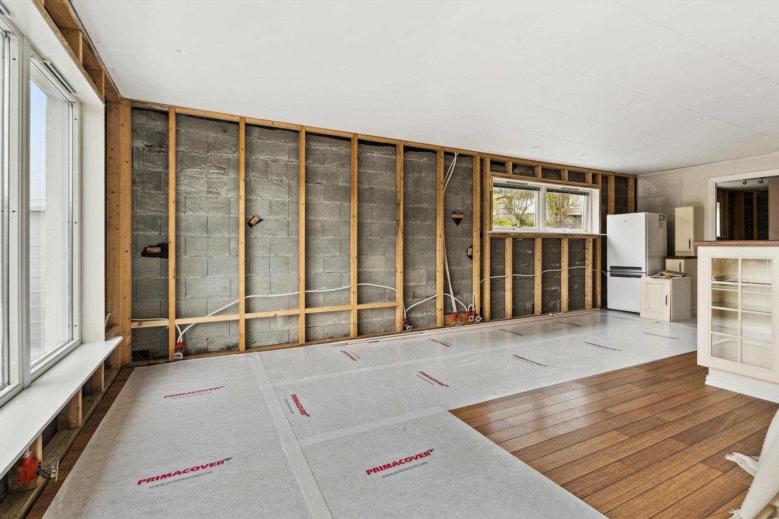 På grunn av vannskade, er delar av overflatene rivne, og leilegheita krev renovering for å kunne takast i bruk. Skadeårsak må avdekkast og nødvendige tettingsarbeid må utførast. Galleribilde