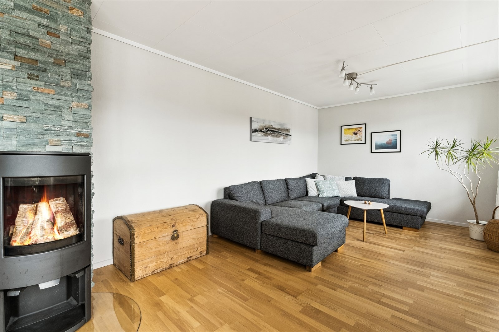 Vedomnen sørger for behageleg temperatur året rundt, med pipe kledd i Stone Wall fasadestein. Galleribilde