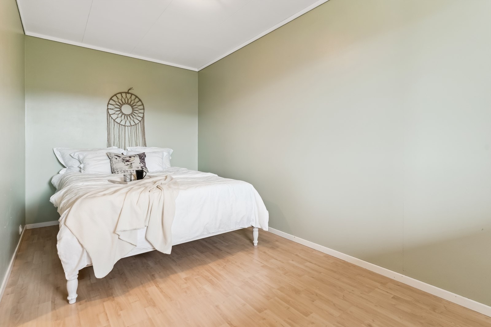 Soverom nr. 3 ligg i underetasjen, og er malt i ein lun og behageleg fargetone på vegg. God plass til dobbeltseng og øvrig soveromsmøblement. Galleribilde