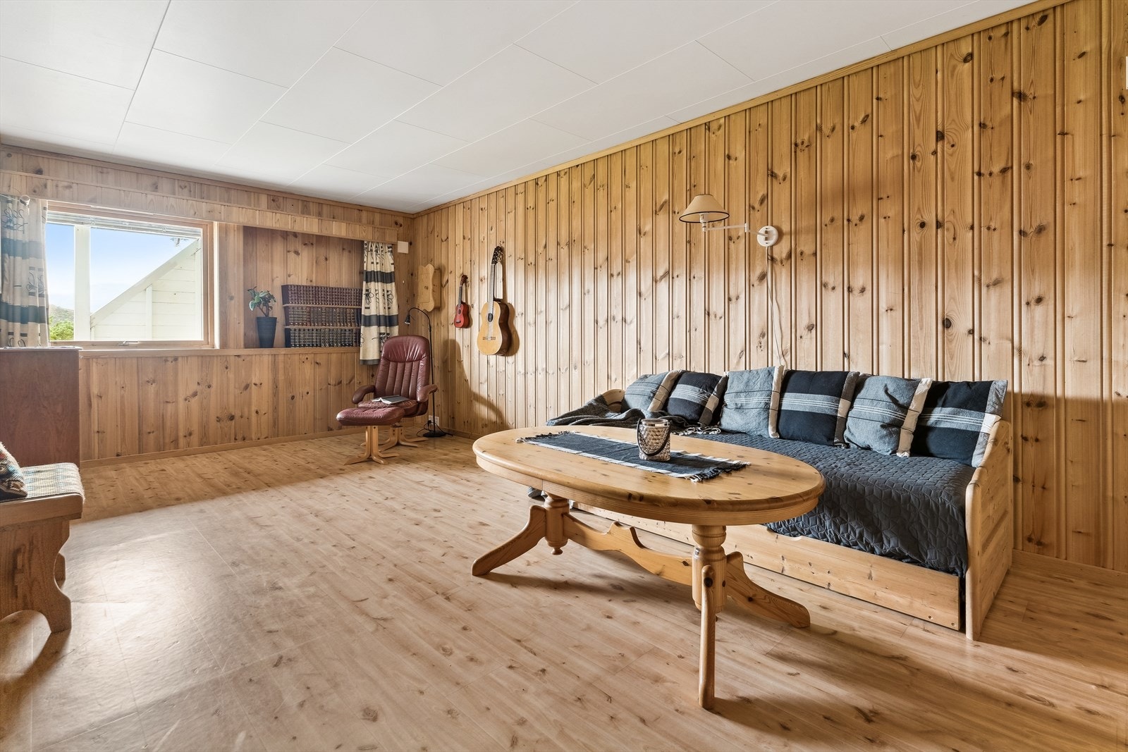 Opprinneleg sport/hobbyrom er innreidd som kjellarstove (ikkje byggemeldt), og er den perfekte staden for ungdomen i hus å trekke seg litt tilbake. Galleribilde