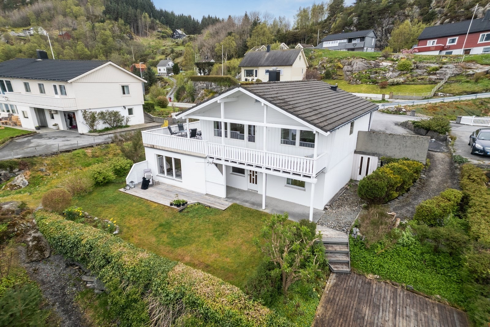 Ein innhaldsrik og familievennleg einebustad fint beliggande i eit roleg og triveleg bumiljø. Bustaden strekk seg over 2 plan med tilbygd utleigedel i u.etg. Galleribilde