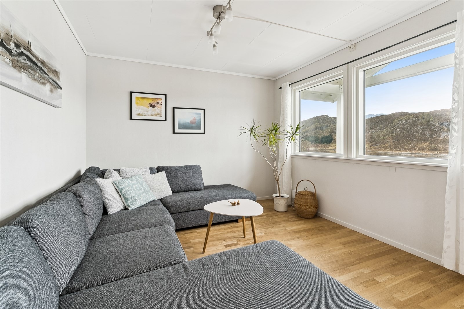 Utforminga av stova gjer at ein kan møblere i fleire sosiale soner. Innerste delen av stova passar fint som TV-stove der familien kan samlast for avslapping etter ein lang dag. Galleribilde