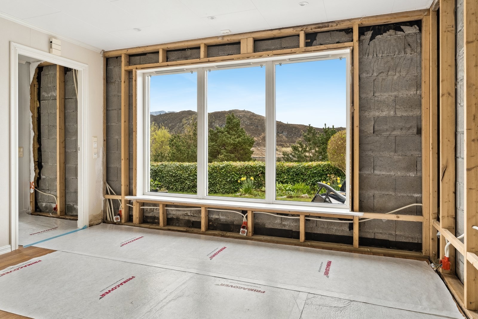 Bustaden er tilbygd med separat utleigedel frå 2004 som har eigen inngang. På tross av at den ligg på bakkeplan, framstår utleigedelen lys og triveleg med store vindaugsflater og fint utsyn. Galleribilde