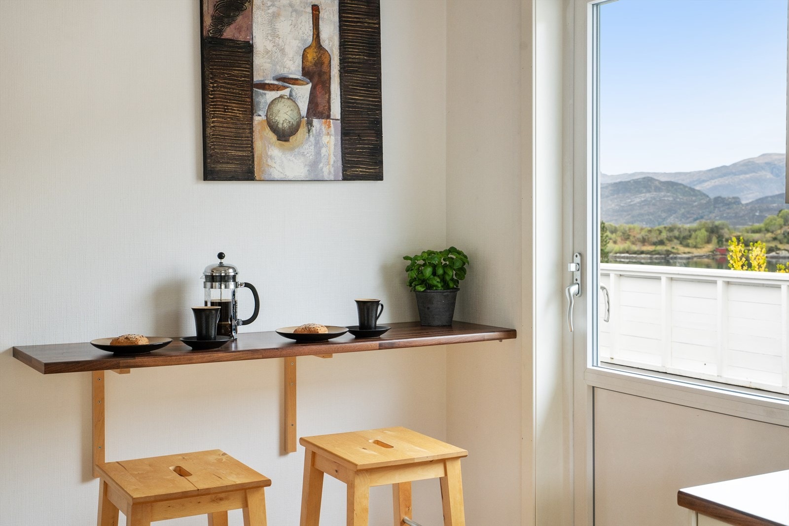 Praktisk frukostplass som barløysing mot vegg der morgonkaffien kan nytast. Frå kjøkkenet har ein også direkte utgang til verandaen. Galleribilde