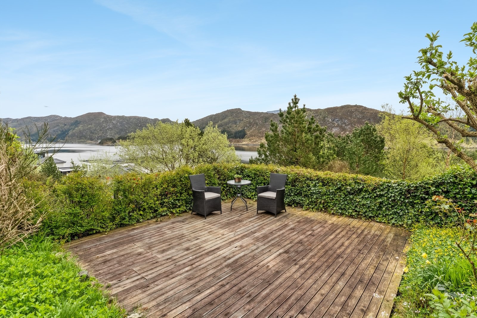 Her kan ein sitte lunt og usjenert, godt skjerma frå naboar. God plass til utandørs møblement - perfekt når ein treng ei roleg stund og kaffipause. Galleribilde