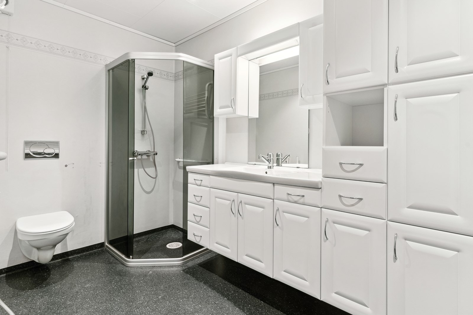 Leilegheita framstår med store, gode rom og godt utbygde innreiingar. Badet har separat vaskeromsavdeling avskilt med forheng. Galleribilde