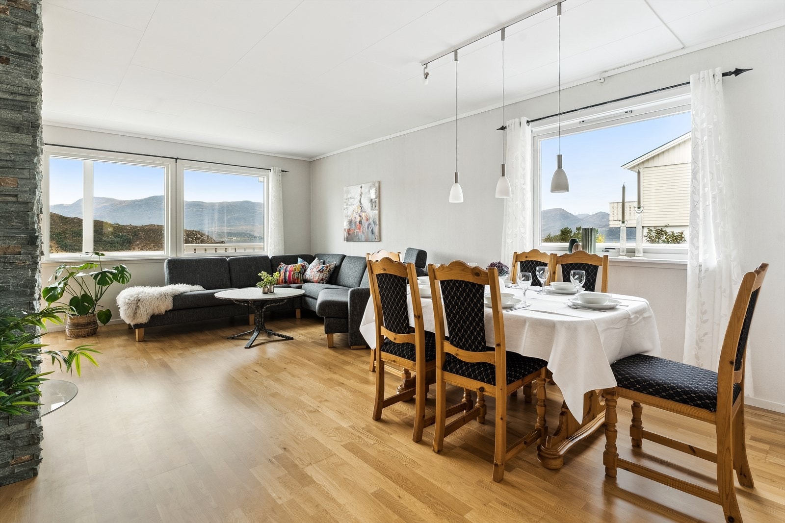 Store delar av golv i hovedetasjen er 3-stavs eikeparket. Galleribilde