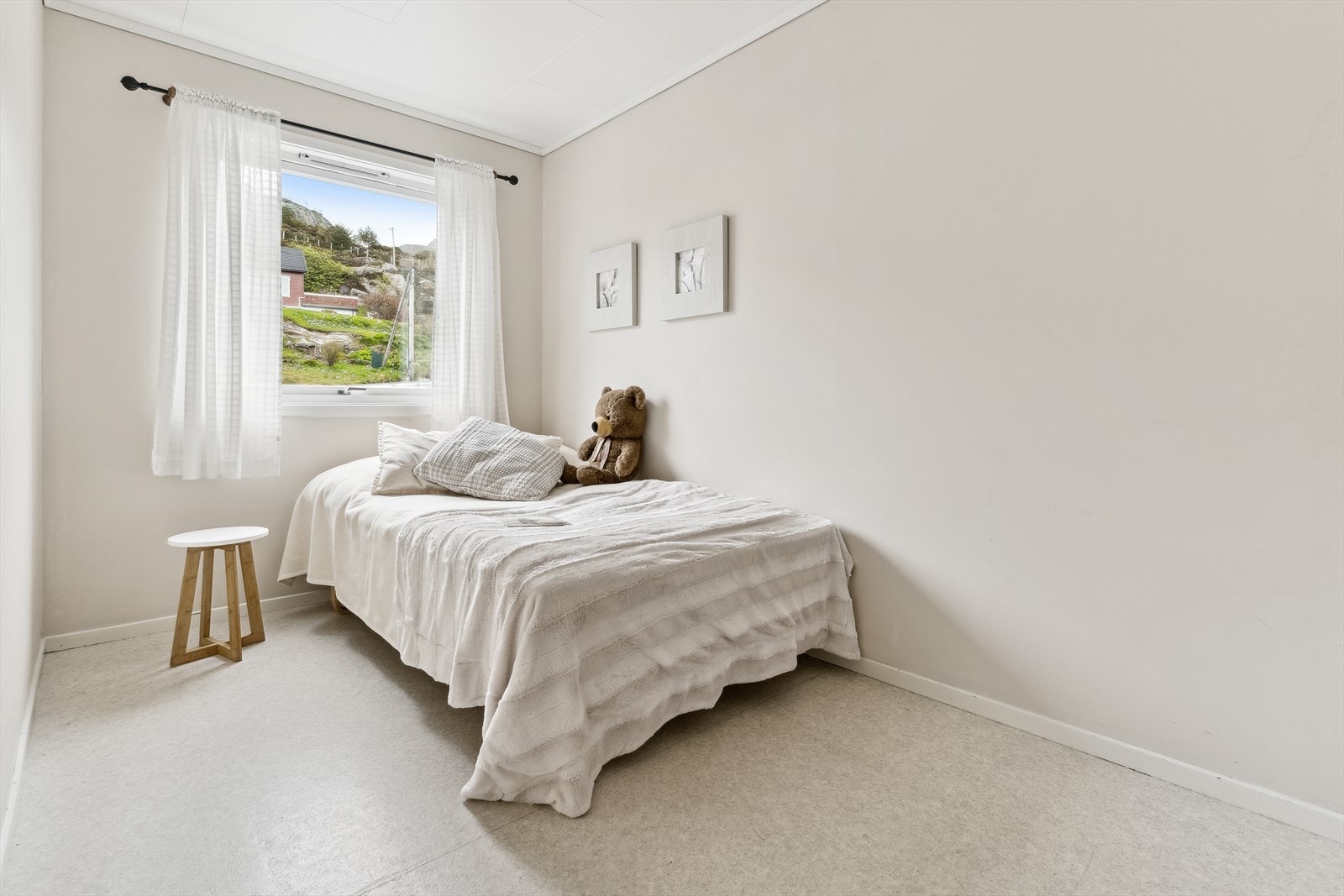 Soverom nr. 2 ligg like ved hovedsoverommet, og passar perfekt som barnerom. Galleribilde