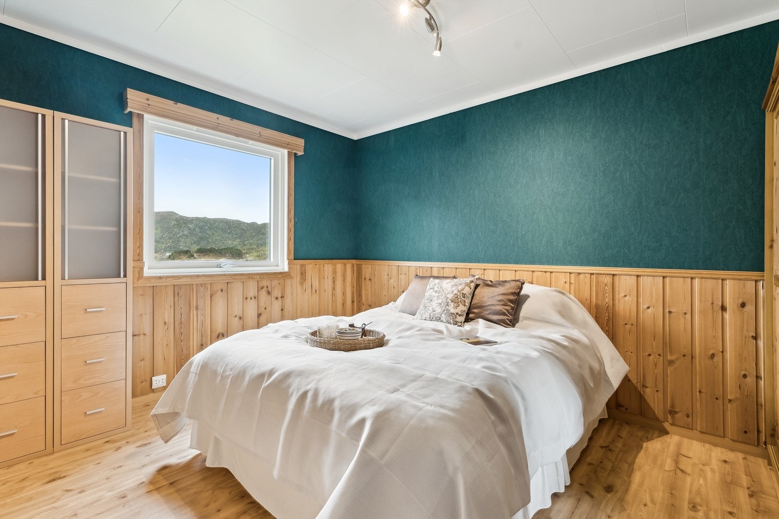 Hovedsoverommet har god plass til dobbeltseng, nattbord, garderobeskap og kommode. Galleribilde