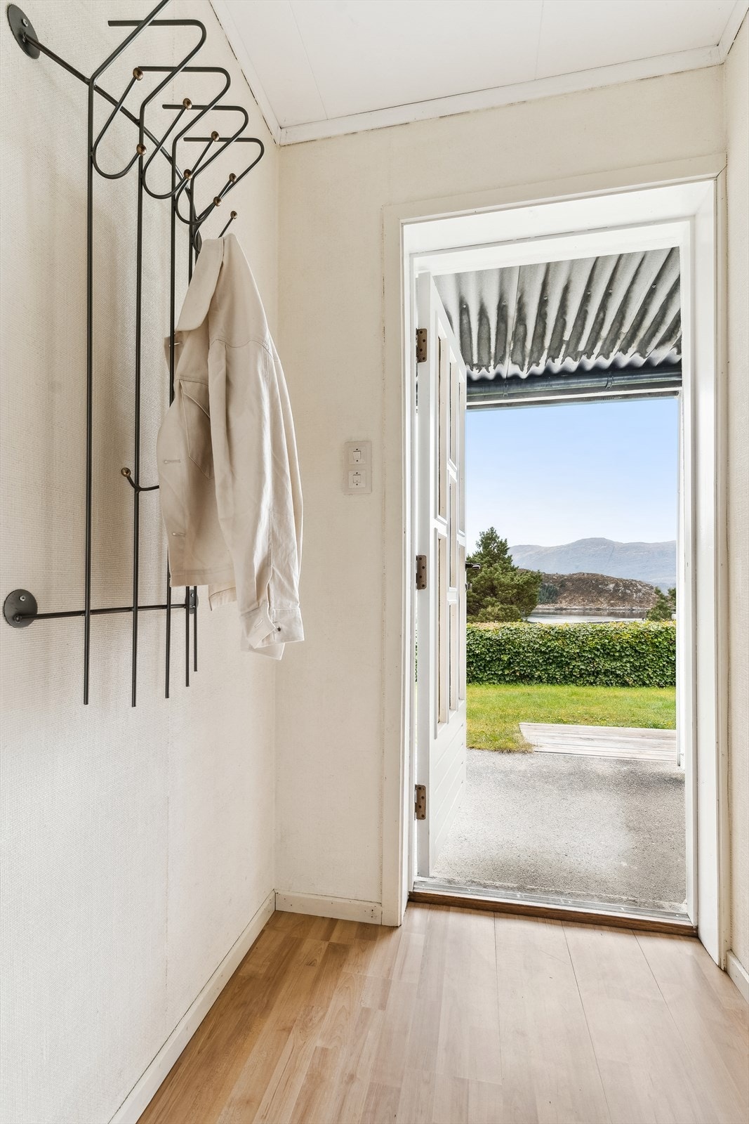 Underetasjen har eigen inngang, perfekt på sommarstid når ein er mykje inn og ut av hagen. Galleribilde