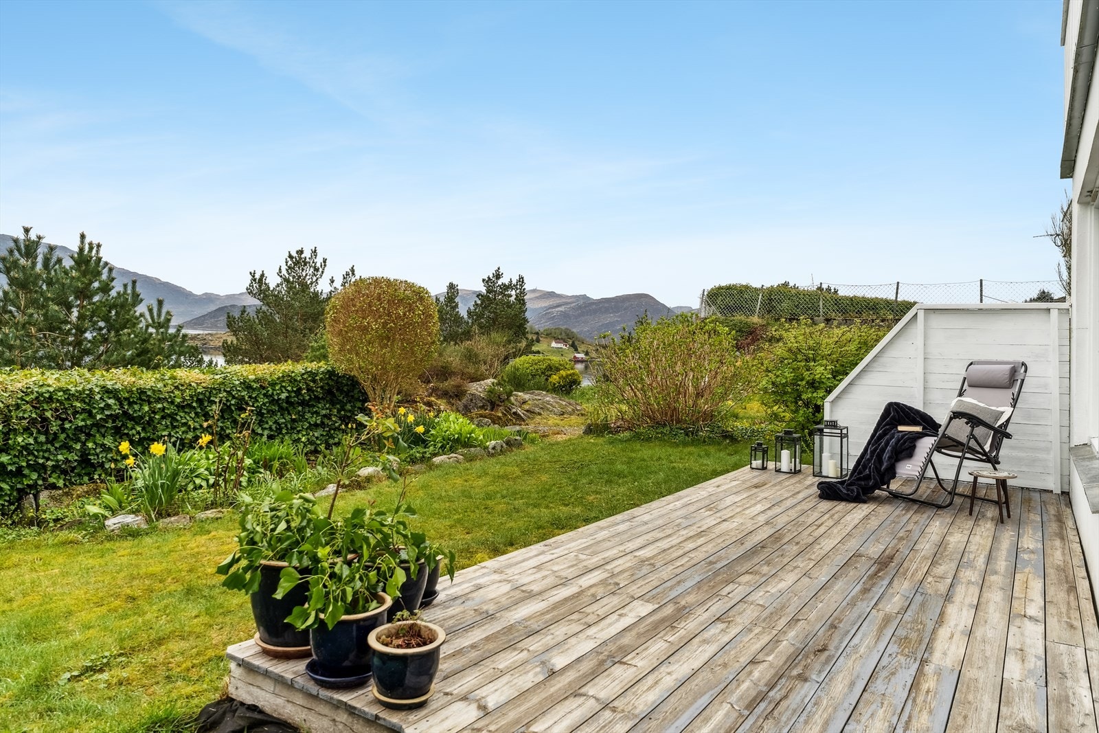 Uteområdet er pent opparbeidd med fleire markterrassar, eit spennade hageareal med varierande beplantning og mange moglegheiter for leik og moro. Galleribilde