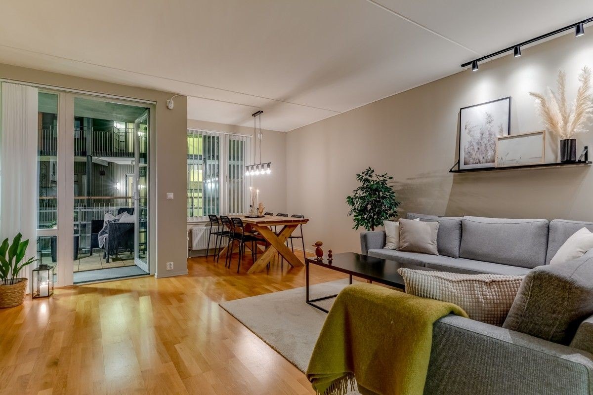 Stue mot balkong Galleribilde