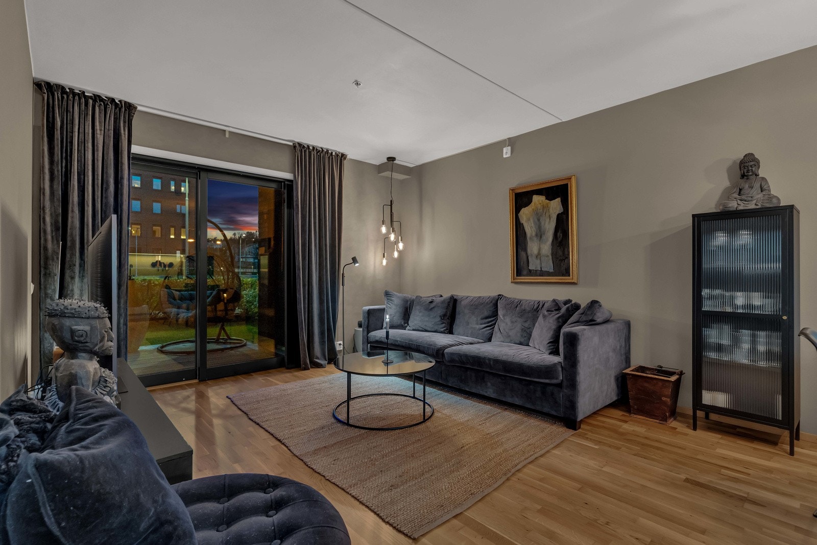 Leiligheten ble oppført i 2018 og har gjennomgående god standard med slette vegger parkettgulv som gjør det enkelt å innrede etter egen stil. Galleribilde