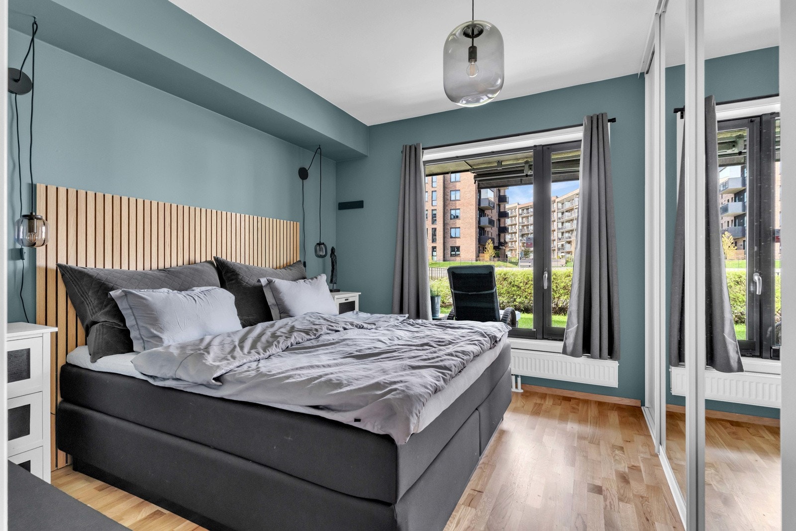Flott hovedsoverom med skyvedørsgarderobe og plass til dobbeltseng. Galleribilde