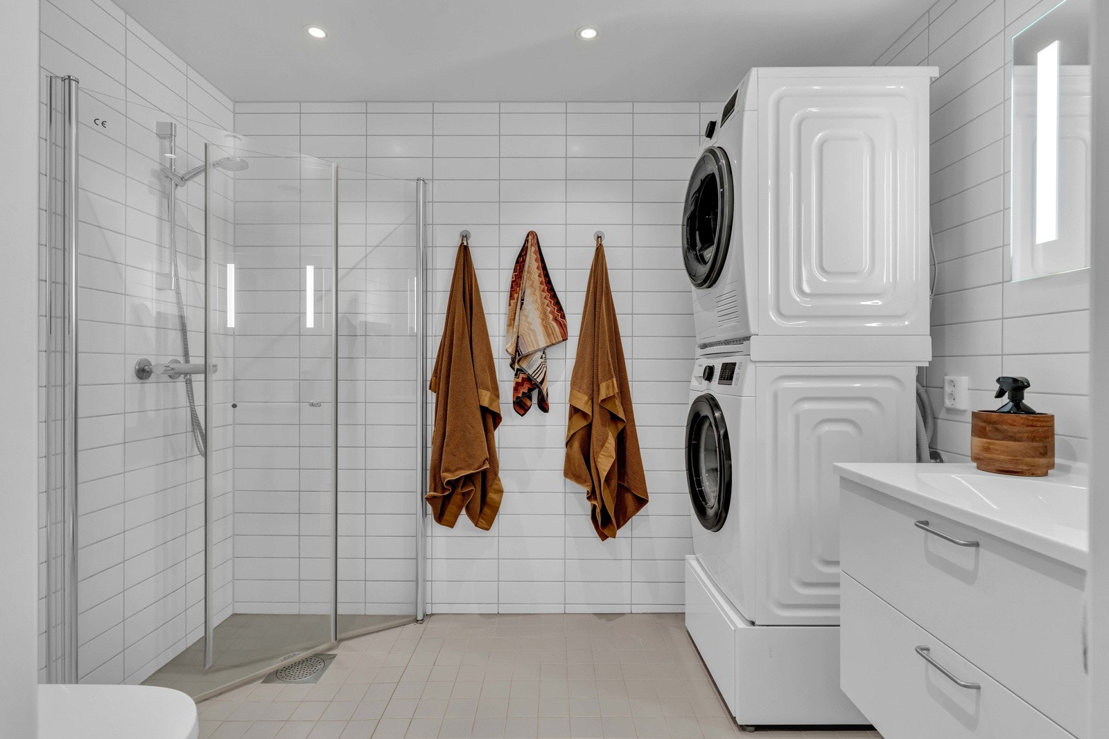 Romslig og flott bad fra 2018 med opplegg for vaskemaskin. Varme i gulv og downlights i himling. Galleribilde