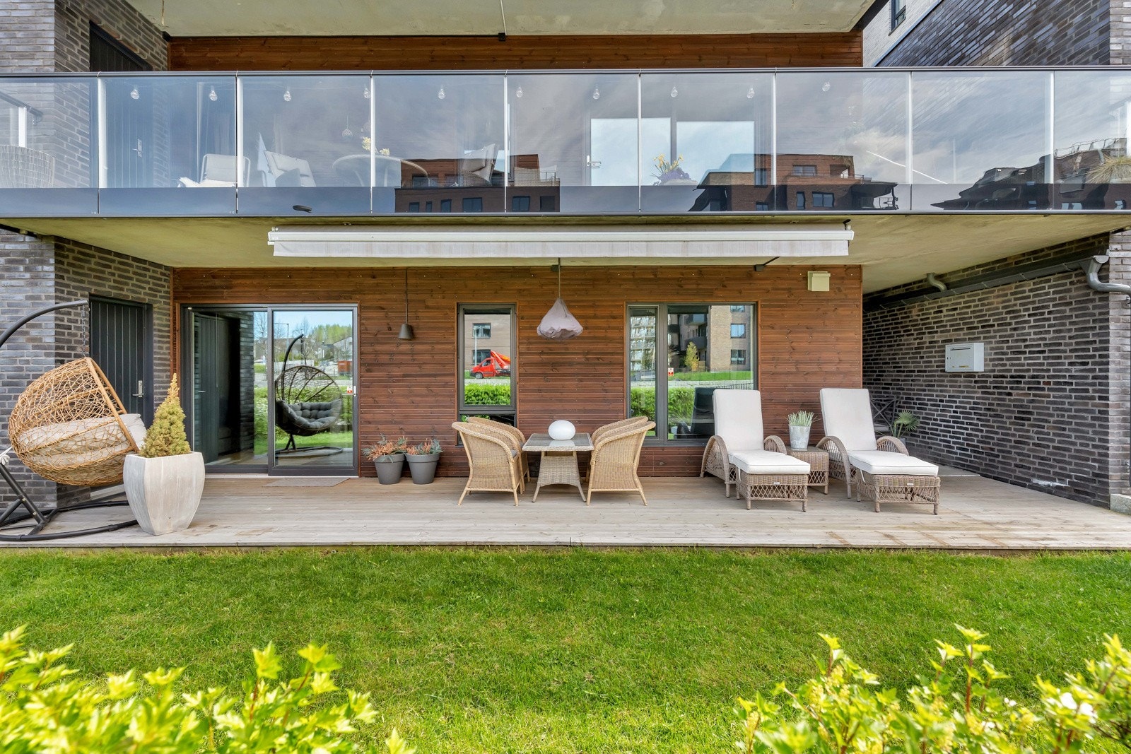 Det er god plass til lounge, spisebord og grill på terrassen som måler ca. 26 kvm. Galleribilde