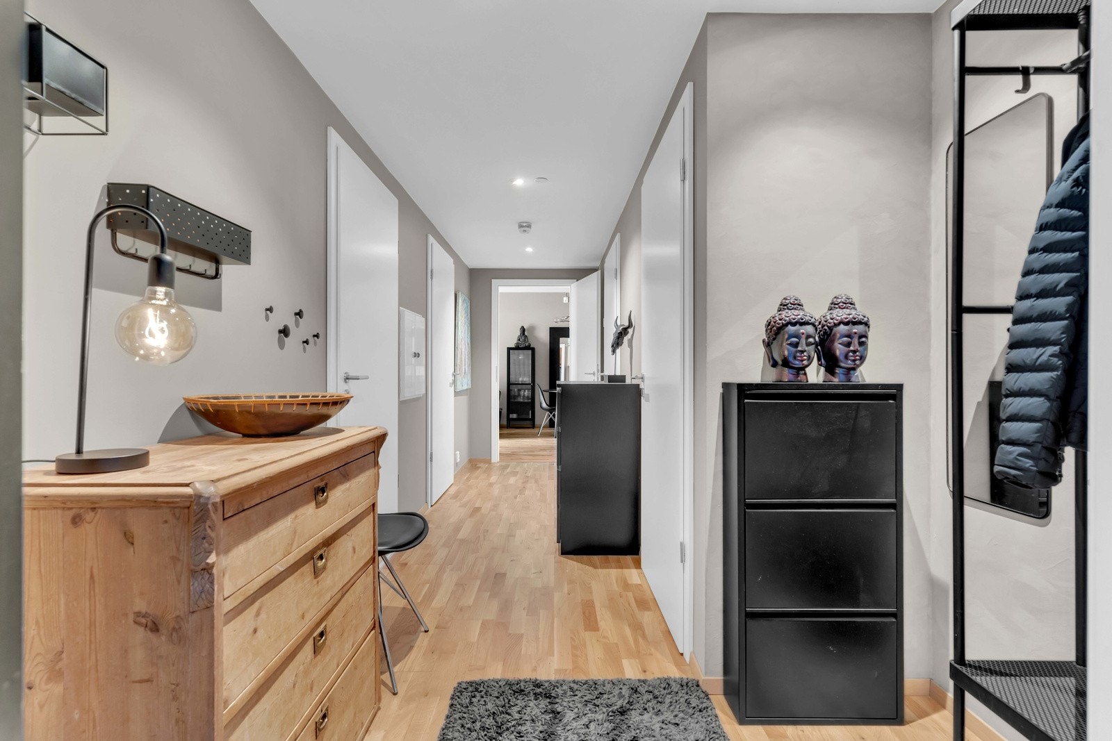 Langstrakt entré med tilliggende walk-in closet. Det er underliggende varme i gulvet. Galleribilde