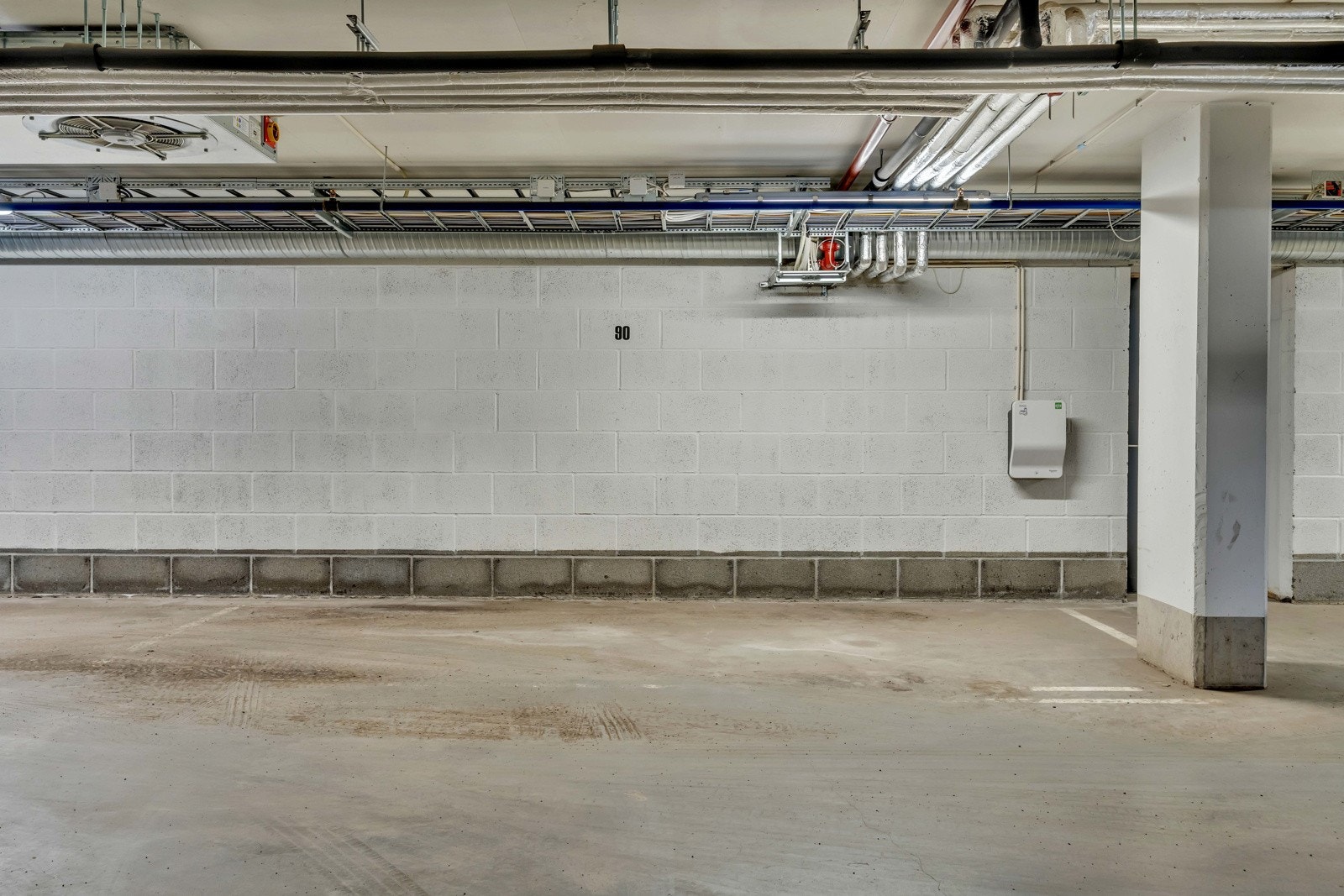 Det medfølger fast biloppstillingsplass i garasjekjeller. Stor og romslig plass uten biler på noen av sidene, enkel å komme inn og ut av.Garasjen er svært lett tilgjengelig - leiligheten har tilgang til egen inngangsdør inn til garasjeanlegget. Galleribilde